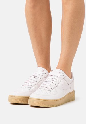 Nike Sportswear NIKE AIR FORCE 1 PREMIUM - Sneakers laag - pearl pink/light brown