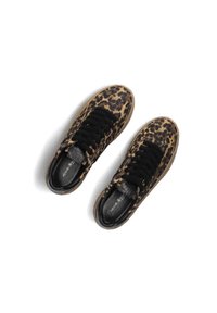 Luipaardprint sneakers met zwarte veters, gestructureerde bovenkant en een beige rubberen zool. Beschikt over een gevoerde binnenkant voor comfort.