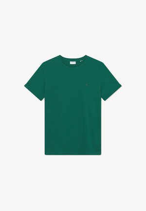 Zielona bawełniana koszulka z okrągłym dekoltem i krótkimi rękawami. Posiada mały złoty emblemat na piersi oraz gładką, równą fakturę.