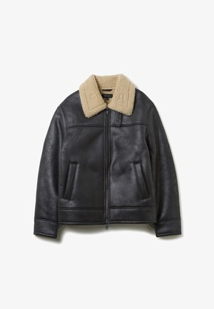 Giacca di pelle nera con colletto in pelliccia beige, dotata di chiusura zip e due tasche laterali. Texture liscia con dettagli cuciti.