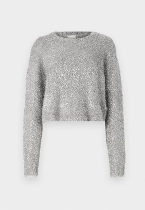 Hõbedane lühikesed varrukad sviiter, millel on pikad käised; karvane tekstuur ja veidi läikiv materjal. Ümmargune kaelus, minimaalne lisadetail.