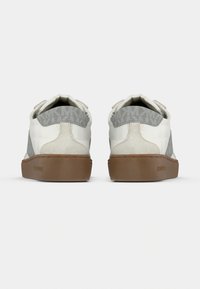 Baskets blanches en toile avec accents en daim gris, talon à motifs et semelle en caoutchouc beige. Présentent une conception basse avec une fermeture à lacets.