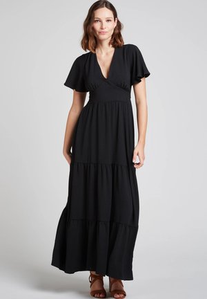 Robe maxi noire avec de courtes manches flottantes, un décolleté en V profond, un buste ajusté et un ourlet à volants en cascades, fabriquée en tissu léger et doux.