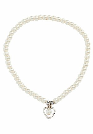 Perlenkette mit gleichmäßigen weißen Perlen, einem silbernen Herzanhänger und einer kleinen Perle im Inneren, die eine glatte, glänzende Textur zeigt.