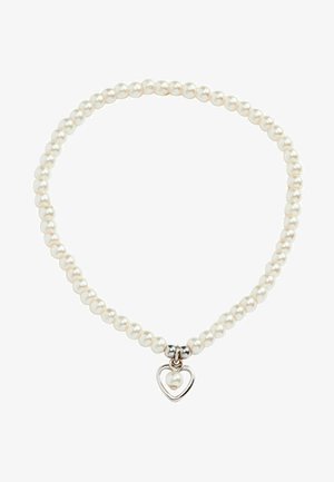Perlenkette mit gleichmäßigen weißen Perlen, einem silbernen Herzanhänger und einer kleinen Perle im Inneren, die eine glatte, glänzende Textur zeigt.