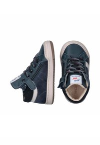 Donkerblauwe leren hoge schoenen met een beige rubberen zool, decoratieve stiksels en een zijrits. Voorzien van veters en een klittenbandsluiting.