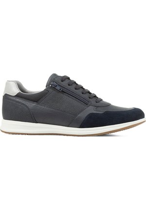 Baskets pour hommes en cuir et daim bleu marine, avec une finition texturée et une fermeture éclair sur le côté, montées sur une semelle blanche.