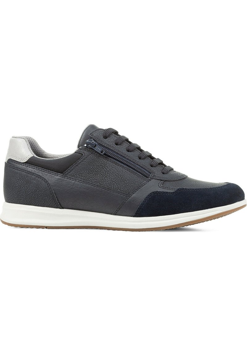 Zapatillas deportivas para hombre que combinan cuero y ante en color azul marino, con un acabado texturizado y cremallera lateral, montadas sobre una suela blanca.