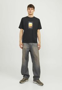 Jack & Jones JORVESTERBRO PICTURE CREW NECK - Nyomott mintás póló - black