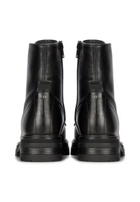Botas de tobillo de cuero negro con una textura suave, que cuentan con un cierre de cremallera, acentos sutiles y una suela de goma duradera.