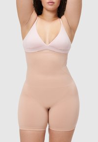 Beżowy body o gładkiej, lekkiej fakturze, z głębokim dekoltem w kształcie litery V oraz regulowanymi ramiączkami, sięgające do połowy uda.