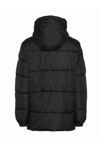 Svart vadderad jacka med huva, med horisontell sömnad och elastiska ärmmuddar. Texturen verkar slät och matt.