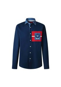 La camicia a maniche lunghe blu navy presenta un colletto in denim, una tasca a toppa rossa con logo e una striscia orizzontale bianca sul petto.
