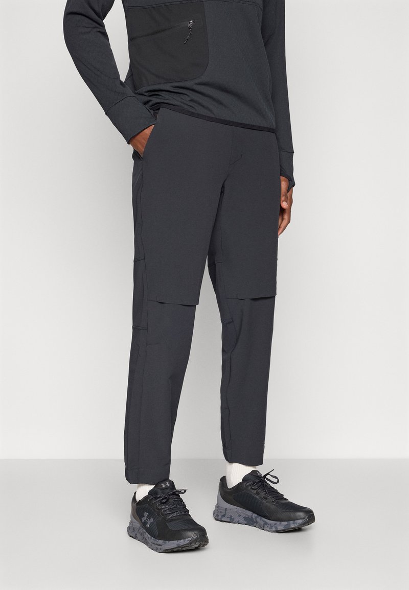 Melni sporta bikses ar konusveida dizainu, izgatavotas no viegla materiāla. Iekļauj rāvējslēdzēja kabatas un kontrastējošas šuves.