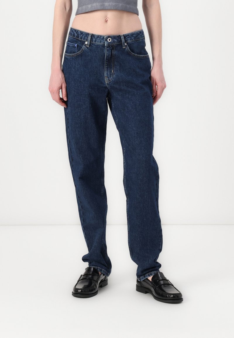 Denim jeans in donkerblauw met een rechte pijp, voorzien van vijf zakken, een ritssluiting en een tailleband met een lichte elastische band.