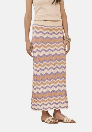 Falda maxi de punto con un patrón de chevron en crema, terracota y lavanda, con una cinturilla ajustada y una textura sutil.