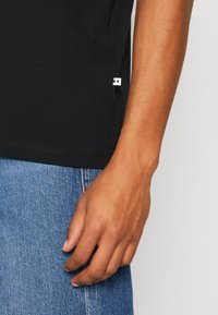 Minimum AARHUS - T-shirts basic - black