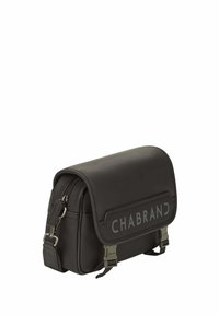 Bolsa mensajera sintética negra con solapa, cierre de cremallera y detalle de logo en contraste. Presenta una correa ajustable y textura suave.