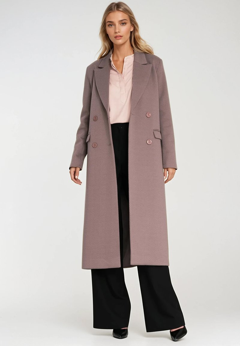 Podwójnie zapięty płaszcz w wzór w jodełkę w stonowanym odcieniu mauve, z dużymi guzikami, dwoma przednimi kieszeniami oraz długim, dopasowanym krojem.