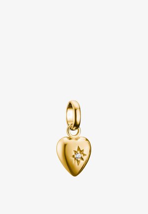 Goldfarbenes herzförmiges Anhänger mit polierter Oberfläche und floralem Design, das einen kleinen klaren Edelstein in der Mitte zeigt.