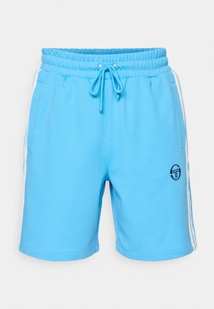 Svetlo modri atletski šorti z elastičnim pasom, zapenjanjem na vrvico, stranskimi žepi in belimi črtami na straneh. Natisnjena črna obleka.