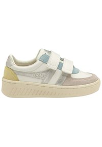 Zapatillas bajas en blanco y tonos pastel con dos correas de velcro, acentos de ante, suela texturizada y detalle de logo metálico en el lateral.