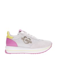 Sneaker bianche con dettagli rosa e gialli, materiali in suede e sintetico, punta arrotondata, chiusura con lacci e dettaglio del logo "LOVE MOSCHINO".