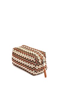 Borsa cosmetica con zip realizzata in tessuto intrecciato con motivi a zigzag nei colori crema, rosso e verde. Accentata da una zip in pelle. Forma rettangolare.