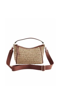 Sac bandoulière en paille tissée avec garniture en cuir brun et bandoulière ajustable. Présente une forme incurvée et un extérieur texturé.