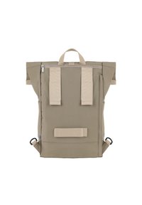 Sac à dos beige à rabat avec des bretelles réglables, une poigné au sommet, une fermeture éclair et une poche avant avec une sangle Velcro. Texture de tissu lisse.
