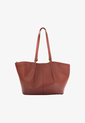 Braune Leder-Tote mit zwei langen Griffen, weitem Öffnungsbereich und einer glatten, leicht strukturierten Form. Minimalistisches Design ohne sichtbare Beschläge.