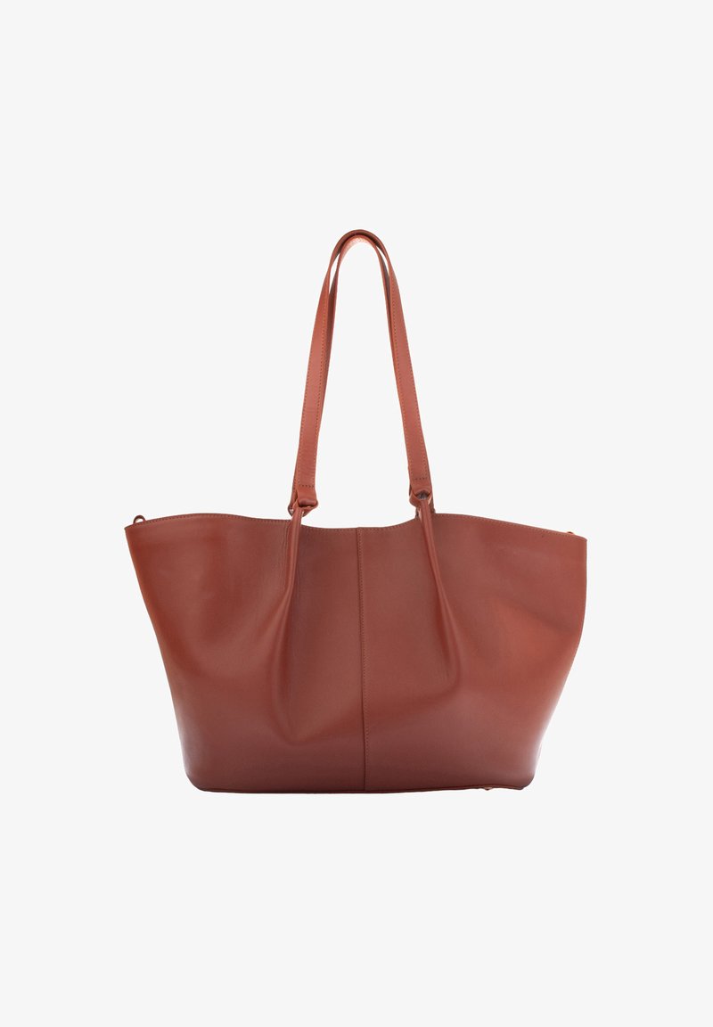Bruine leren tote bag met twee lange handvatten, een brede opening en een gladde, licht gestructureerde vorm. Minimalistisch ontwerp zonder zichtbare hardware.