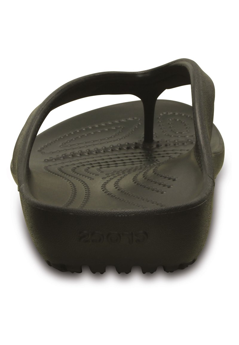 Chanclas negras, hechas de material sintético, que cuentan con una plantilla texturizada con patrones ondulados y puntos elevados para agarre, además de detalles con el logo.