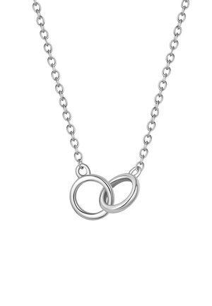 Sølvkæde med to sammenlåste runde ringe som vedhæng på hvid baggrund.