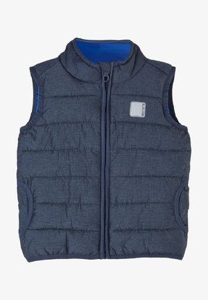 Gilet matelassé marine avec une finition texturée, rembourrage léger, col haut et fermeture éclair sur le devant. Comprend des poches latérales et un écusson logo.