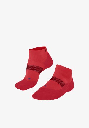 Paire de chaussettes rouges pour cheville avec un détail de rayure horizontale noire, étiquetées gauche et droite, présentées sur un fond blanc.