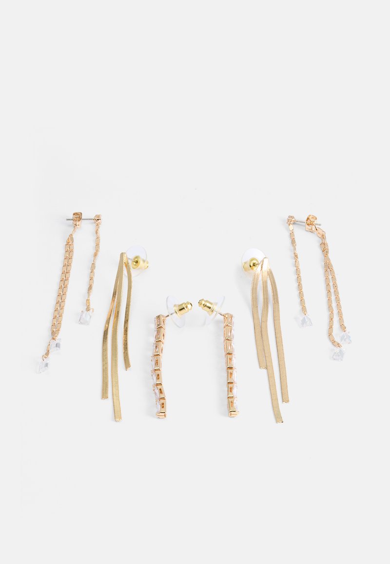 Ensemble de boucles d'oreilles en ton or comprenant des designs en chaîne et en ruban. Certaines avec des accents transparents, des longueurs variées et des formes distinctes pour un intérêt visuel.