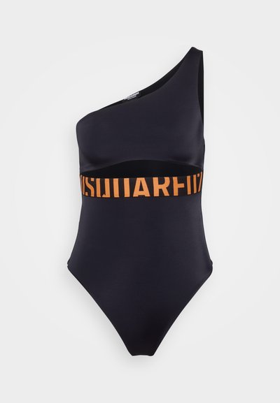Must musta ühe õlavarrega ujumistrikoo, millel on lõige rinnajoonest allpool ja oranž bränditud elastne riba keskmise osa ümber.