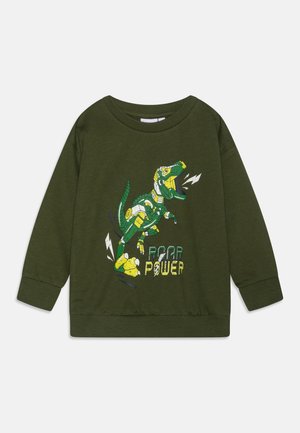 Sudadera verde de manga larga con un estampado gráfico de un dinosaurio con elementos mecánicos, acentuado por el texto "PODER ROAR".
