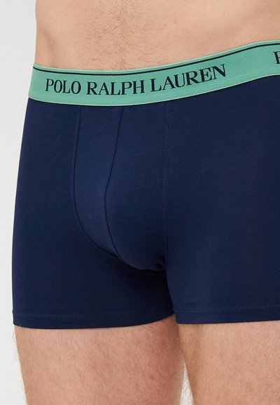 Mornarsko plave bokserice s laganom zelenom gumom na kojoj je otisnuto "POLO RALPH LAUREN". Mekani, rastezljivi materijal s prilagođenim dizajnom.