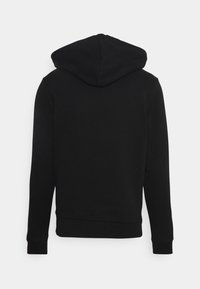 Černá mikina s kapucí, která má hladký povrch, dlouhé rukávy a žebrované manžety a lem. Pohled zezadu.