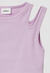 Lila geribbelde tanktop met een ronde halslijn en uitgesneden armsgaten, gemaakt van een zachte, rekbare stof. Merk: s.Oliver.