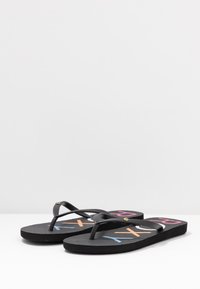Svarte flip-flops med en teksturert såle, med fargerike trykte bokstaver i rosa, blått og oransje på fotpartiet, og et gullaccent.