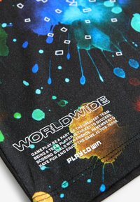 Bunt bedruckter Stoff mit blauen, grünen und gelben Spritzmustern auf einem schwarzen Hintergrund. Der Text enthält "WELTWEIT" und einen Slogan aus "SPIELSTADT."