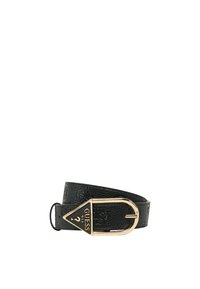 Cintura in pelle nera con un motivo in rilievo, fibbia triangolare in tono oro con logo inciso e una texture liscia.