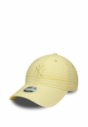 Hellgelbe Baseballkappe der New York Yankees mit strukturiertem Muster und gebogenem Schirm, bezeichnet als 9TWENTY Damenverstellbarer Stil.