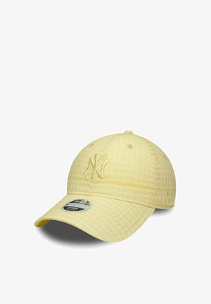 Hellgelbe Baseballkappe der New York Yankees mit strukturiertem Muster und gebogenem Schirm, bezeichnet als 9TWENTY Damenverstellbarer Stil.