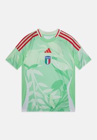 Maillot de sport vert clair en tissu respirant avec un motif floral, des rayures rouges sur les épaules et un blason brodé d'Italia.
