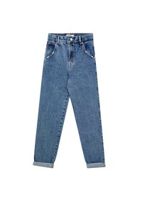Jeans de mezclilla azul claro con cintura alta, corte holgado, puños doblados, cinco bolsillos y un ligero desvanecimiento en toda la tela.