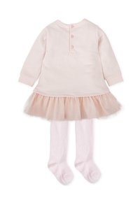 Vestido largo de manga larga rosa con falda de tul que presenta lunares dorados, medias rosas a juego y tres botones en la parte posterior.